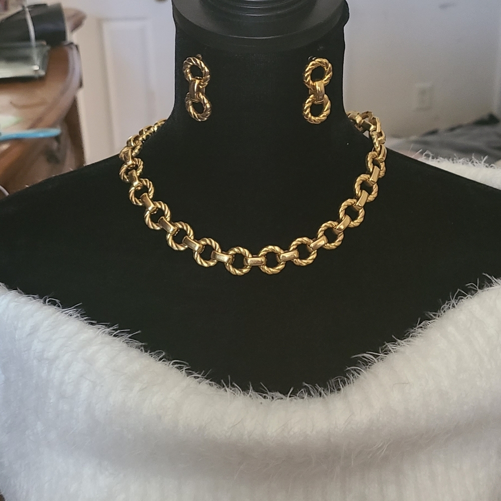 Necklace and earing set